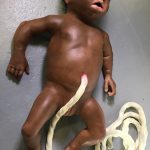 African Silikon Baby teil-animatronic movie SFX mit Nabelschnur, Wimpern, Augenbrauen, handgestochenes Haar. Mit Mundbewegung, saugen, schreien, Zunge sichtbar.
