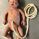 Neugeborenen Dummie aus Silikon mit abnehmbarer Nabelschnur und Perücke movieSFX Filmeffekte Babydummie Film Baby FX Spezialeffekte Klinik Film