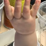 SFX Baby-Hand aus Silikon realistische Farbgebung Dummie