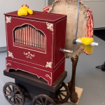 Kanu des Manitu animatronic Leierkasten movieSFX Schwerthelm Ziehfreund Spezialeffekte Film & TV