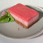 Himbeerschnitte , wie echt Lebensmittel Attrappe, Nachbau, Food Styling , Museeum , unecht, Fake Food, Kunststoff , Ausstellung, Requisite , Exponat , Spezialanfertigung movieSFX Film TV Kino Museum Werbung
