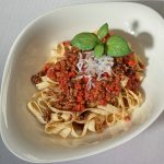 Bandnudeln mit Hackfleisch Tomaten Karotte etc. Sauce , wie echt Lebensmittel Attrappe, Nachbau, Food Styling , Museeum , unecht, Fake Food, Kunststoff , Ausstellung, Requisite , Exponat , Spezialanfertigung movieSFX Film TV Kino Museum Werbung