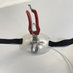 Steckende SFX- Schere mit Blutaustritt SFX Spezialeffekte Film TV Kino movieSFX