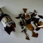 SFX Bierflasche abgeschlagen mit Scherben ungefährlich aus Polyurethan Gummi biegsam mit rechtefreien Etiketten Film Waffe Stunt Spezialeffekte TV Kino FX Stuntman movieSFX